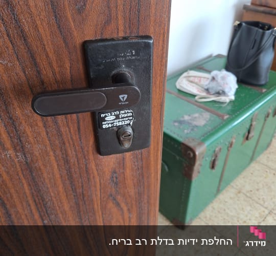 מנעול דלת עם מספר טלפון על רקע עץ